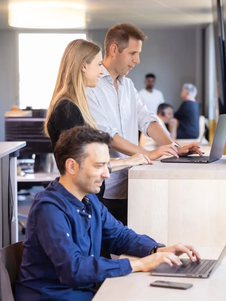 Moderner Arbeitsalltag mit Austausch, Fokus und Zusammenarbeit. POLYPOINT.